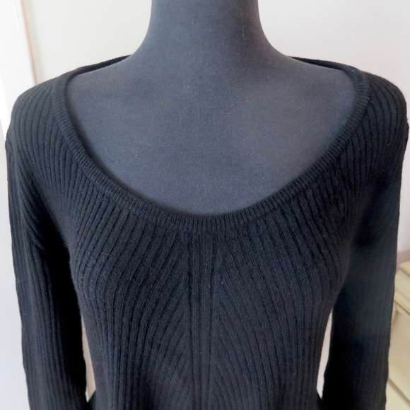 Neiman Marcus Scoop Neck Cashmere Sweater, Fitted at Waist - Picture 2 of 7
